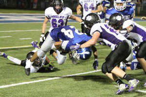 Oakridge's Jerick Wambaugh stretches out for yards versus Shelby. (Photo by Jeff Peterson)