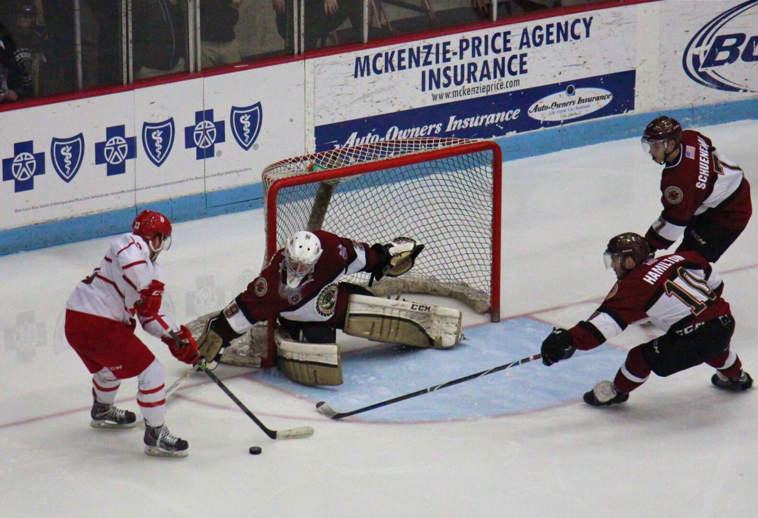Lumberjacks beat Dubuque 3-1, pull within a victory of qualifying for the Clark Cup finals