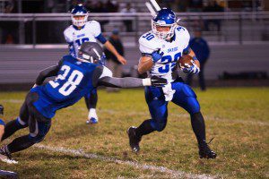 Kolin Chahorski breaks free for a Oakridge TD. Photo/Sherry Wahr