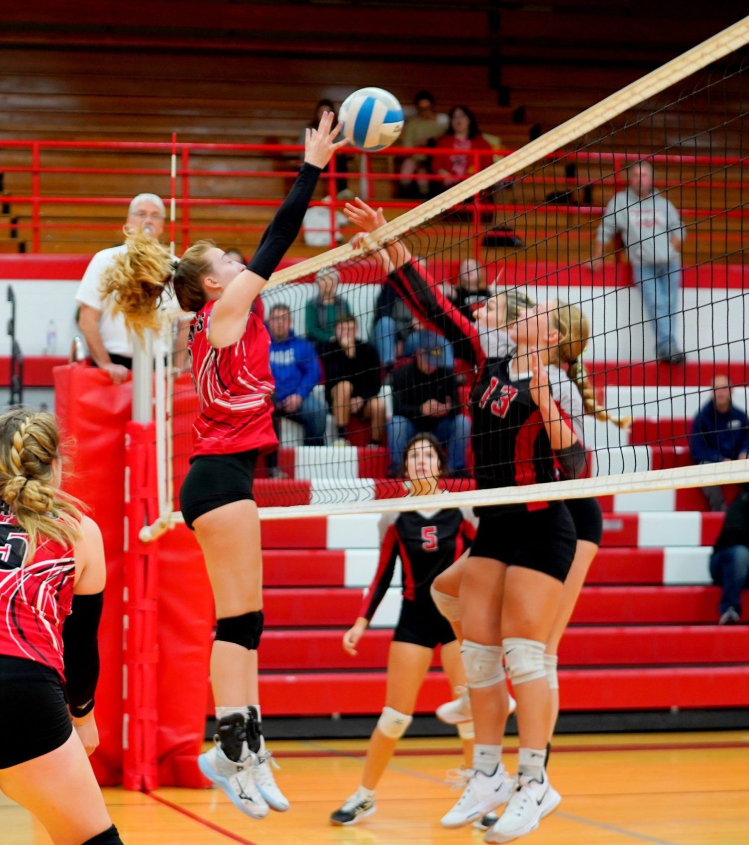 Hart escapes with five-set victory over Holton
