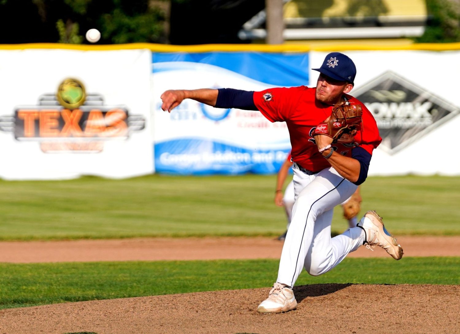 Muskegon Clippers rack up 20 runs in a wild victory over Monarchs at Marsh Field