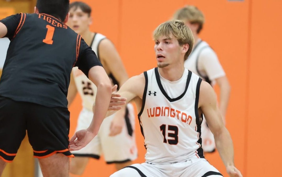 Ludington’s Schillinger drops 40 in Orioles’ season opening win over Grant