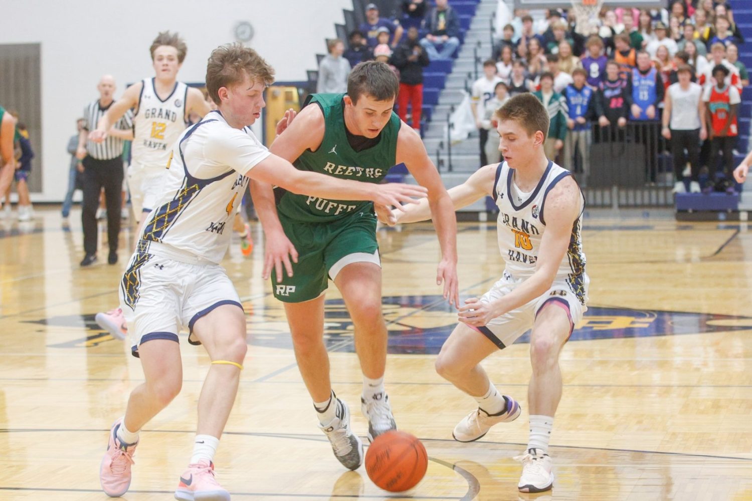 Reeths-Puffer wins low-scoring contest at Grand Haven
